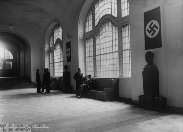 Die Büsten Hitlers (rechts) und Görings (links) in der Haupthalle des Geheimen Staatspolizeiamtes in der Prinz-Albrecht-Strasse 8 (1935)